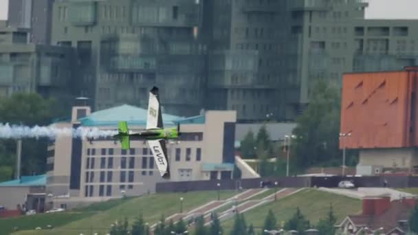 Kis sport zöld repülőgép MXS-R Kazanyban — Stock videók