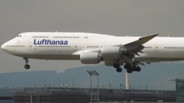 Lufthansa 'nın Jumbo jeti Frankfurt havaalanına vardı.