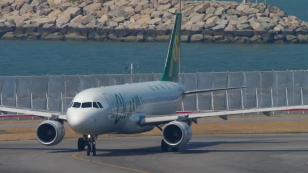 Spring Airlines Çin pistte dönüyor. — Stok video