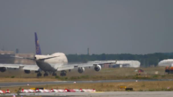 Quatre-moteur cargo Boeing accélère pour le décollage — Video