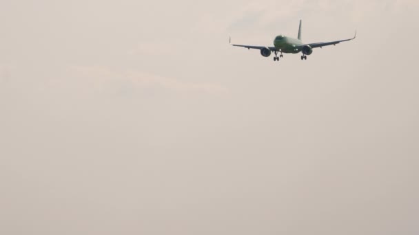 S7航空エアバスA320着陸 — ストック動画