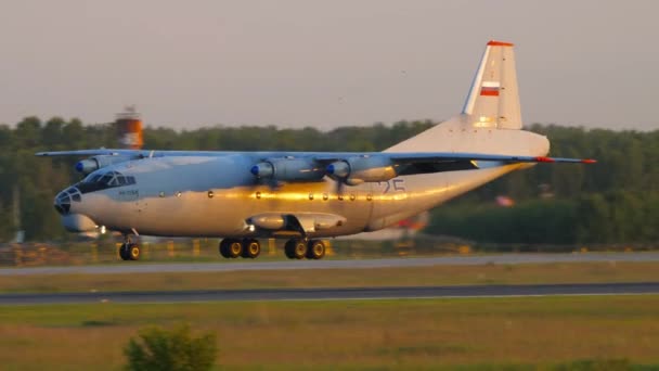 Antonow AN-12 ląduje wojskowym frachtowcem — Wideo stockowe