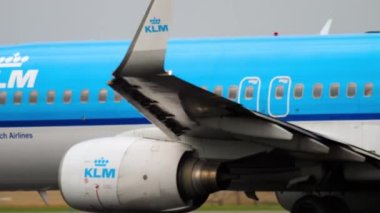 KLM yolcu uçağı kalkıyor.