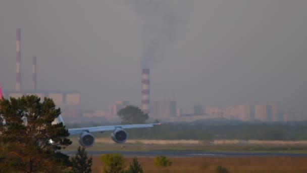 Frachtflugzeug auf der Landebahn — Stockvideo