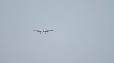 Gökyüzündeki uçak sabah uçuşu