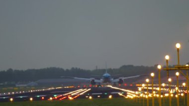 Ticari uçak dikiz aynasından iniyor