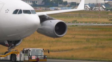 Uçak burnu, kokpit, taksicilik.