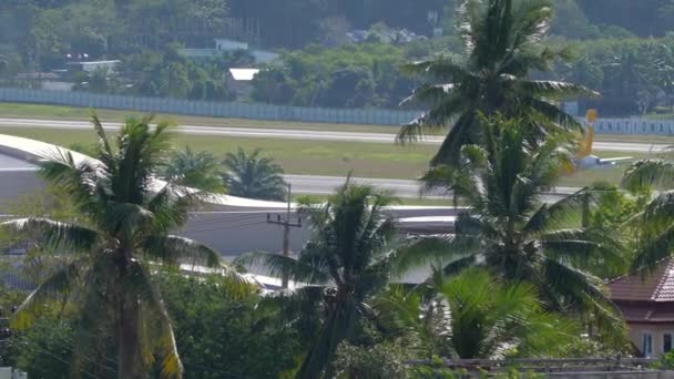 Passagiersvliegtuig arriveert op luchthaven Phuket — Stockvideo