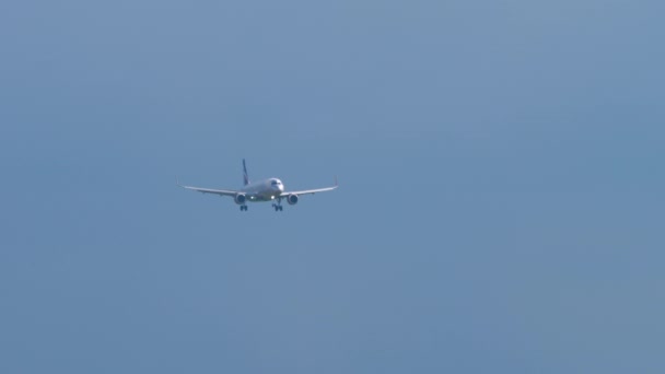 하늘에 떠 있는 상업용 항공기의 실루엣 — 비디오