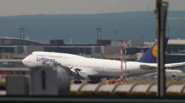 Jumbo jeti Frankfurt havaalanına iniyor.