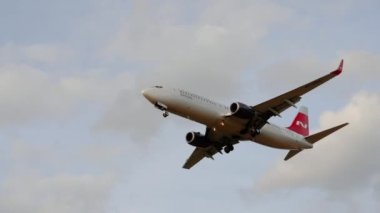 Nordwind Boeing 737 Phuket havaalanına iniyor.