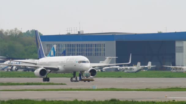 Air Astana Boeing 757 Almaty Havaalanı 'nda çekiliyor. — Stok video