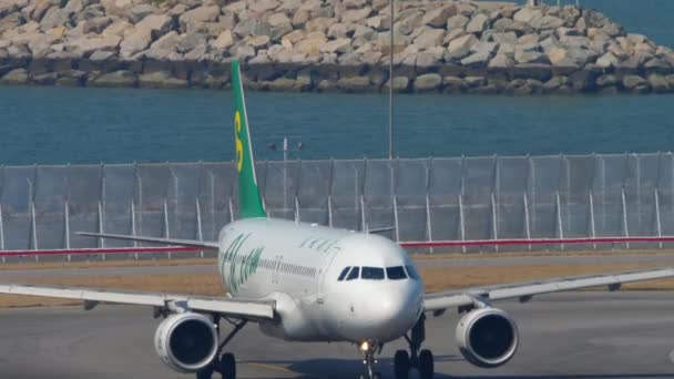 El avión comercial sale de Hong Kong — Vídeo de stock