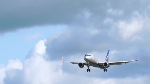 Letadlo Aeroflotu přijíždí — Stock video