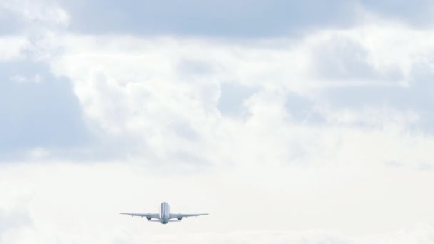 Avião decolando no céu, silhueta — Vídeo de Stock