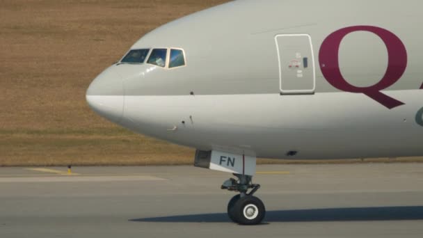 Båtar boeing Qatar lufttaxning — Stockvideo