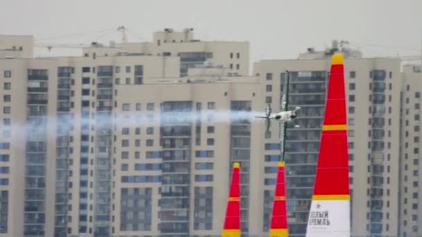 Активный спортивный самолет выполняет экстремальный трюк — стоковое видео