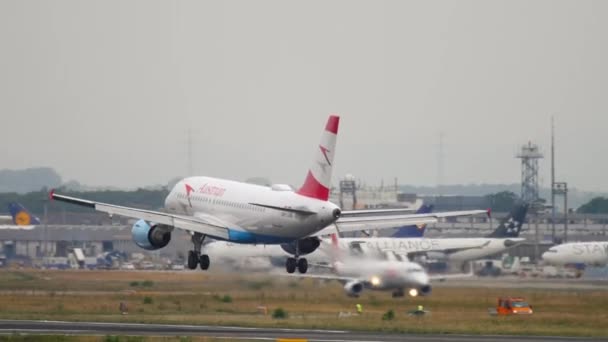 Boeing Austrian Airlines landing — стоковое видео