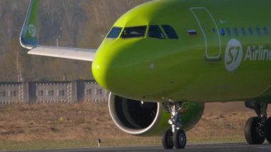 Uçak kokpiti manzaralı, yakın plan.