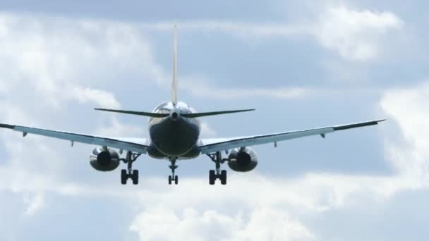 Avión desciende para aterrizar, vista trasera — Vídeo de stock