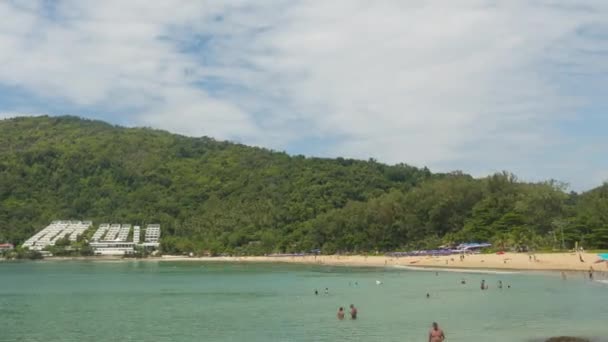 Personas relajantes y tomando el sol en la playa — Vídeos de Stock