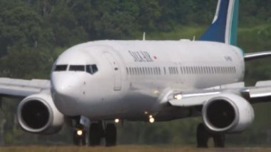 Ticari uçak havaalanına vardı.