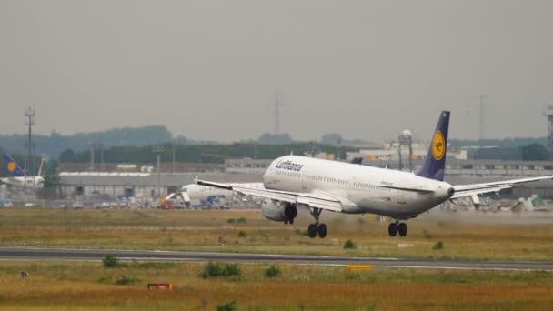 Avião chega em Frankfurt — Vídeo de Stock