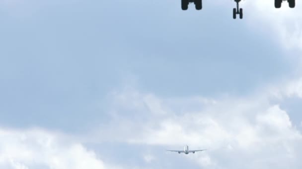 Dos aviones en el cielo, aterrizaje y salida — Vídeo de stock