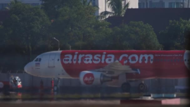 Malaysische Billigfluglinie AirAsia — Stockvideo