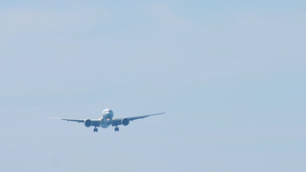 Самолет летит в голубом небе — стоковое видео