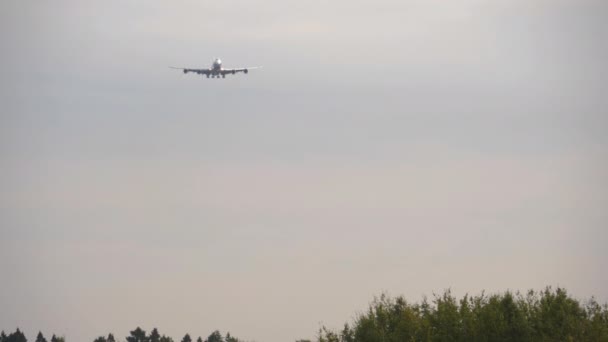 Большой грузовой самолет в небе — стоковое видео