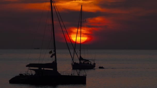 Μαγική όμορφη θέα του ηλιοβασιλέματος στη θάλασσα — Αρχείο Βίντεο