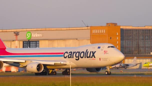 Avgång från Cargolux Boeing 747 — Stockvideo