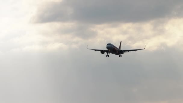 Un avion de passagers dans le ciel nuageux — Video