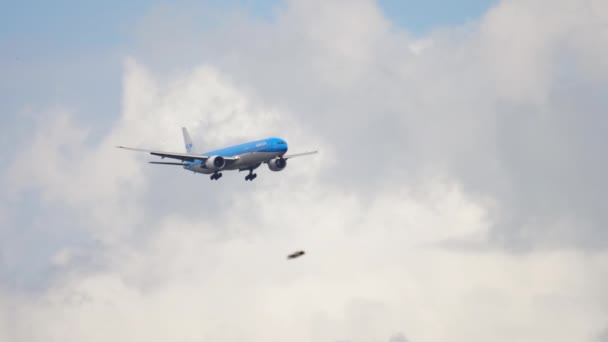 Самолёт приближается перед посадкой — стоковое видео
