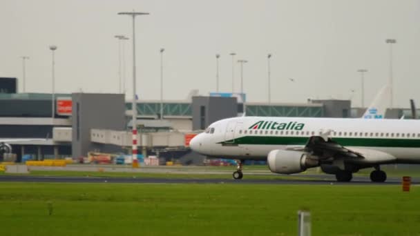 Η Alitalia επιταχύνει πριν από την απογείωση — Αρχείο Βίντεο