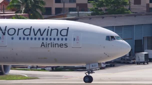 NordWind 777 в международном аэропорту Пхукета — стоковое видео