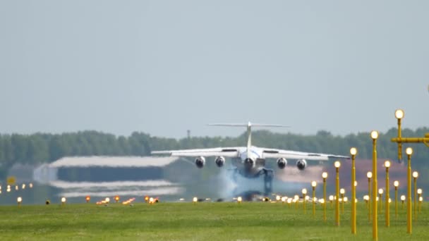 Achteraanzicht van de landing van het luchtvaartuig — Stockvideo