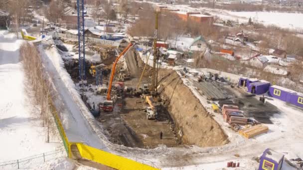 Maquinaria y trabajadores de la construcción, vista superior — Vídeo de stock