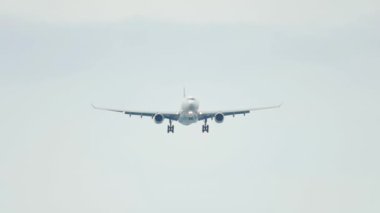 Uçak inişe geçiyor.