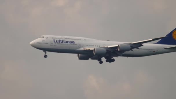 Lufthansa Boeing 747 flies in the cloudy sky — Stock Video