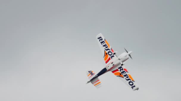 Sportvliegtuig voert een stunt uit — Stockvideo