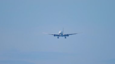 Uçak iniş için iniyor.