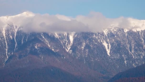 Karla kaplı dağlar ve bulutlar — Stok video