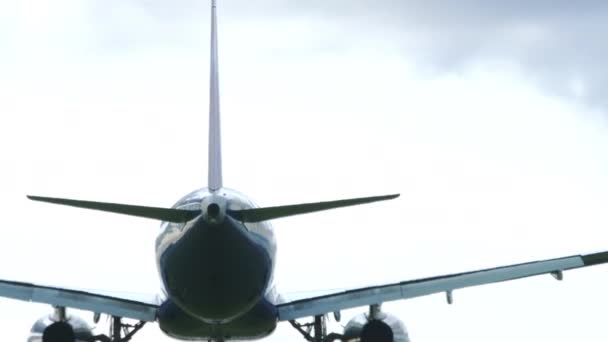 Προσγείωση αεροπλάνου σε συννεφιασμένο ουρανό — Αρχείο Βίντεο