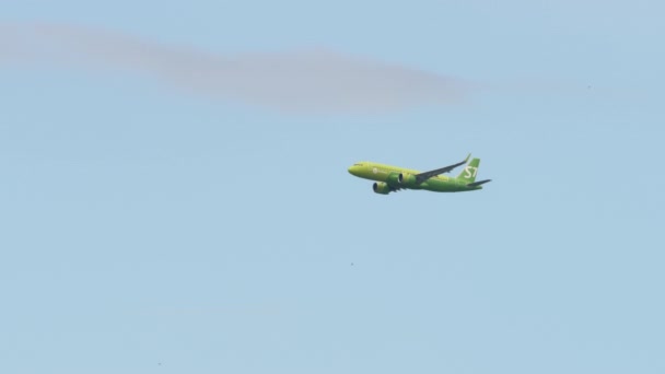 Avion de la compagnie aérienne S7 vole dans le ciel bleu — Video