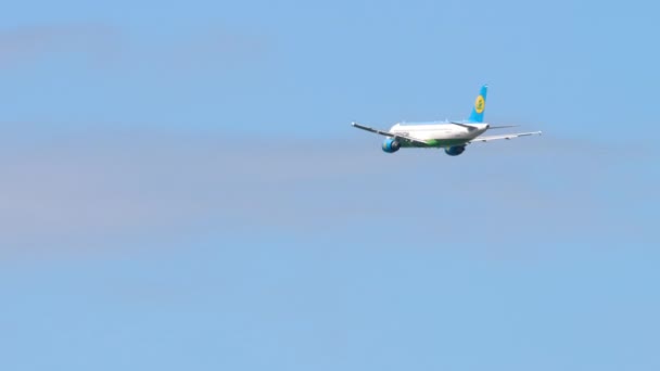 Üzbegisztán Légitársaság repül a kék égen — Stock videók