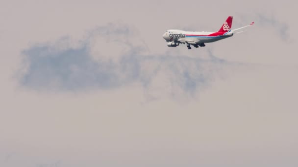 Avión de carga Cargolux acercándose al aterrizaje — Vídeos de Stock