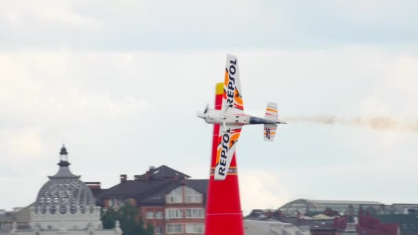 Extreme twist in de lucht van een sportvliegtuig — Stockvideo