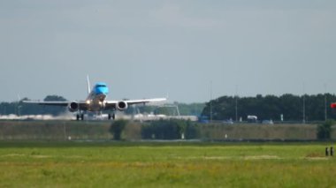 Uçak iniyor ve dumanla fren yapıyor.